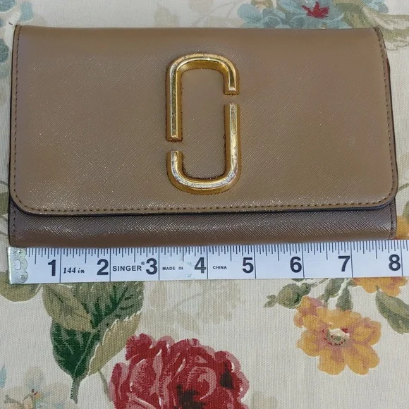 Marc Jacobs Tan and Brown Saffiano Leather Fold Clutch Wallet - Picture 9 of 17